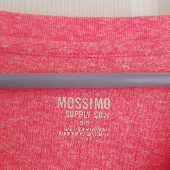 💕👕Small Coral Pink V-Neck Mossimo Shirt - Picture 2 of 6